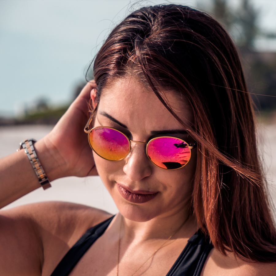 Beach Lifestyle Photo of Lennon sunglasses matte rose gold with pink mirror