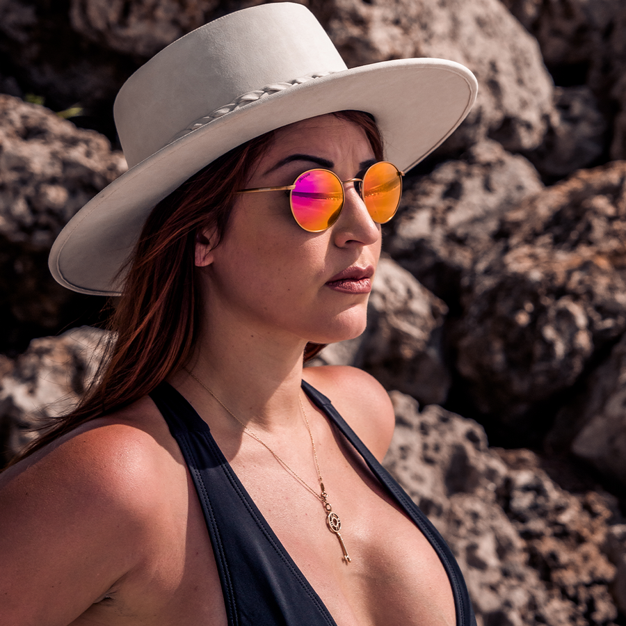 Beach Lifestyle Photo of Lennon sunglasses matte rose gold with pink mirror